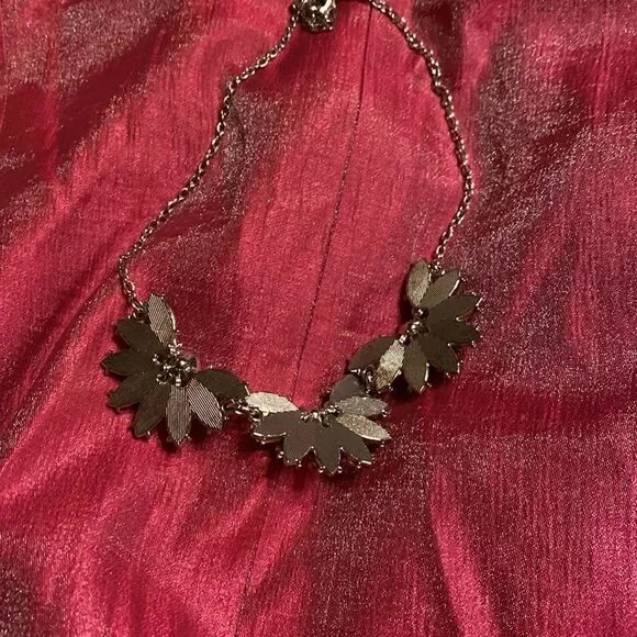 3 Floral Cluster 15” Neckalce - Picture 4 of 4